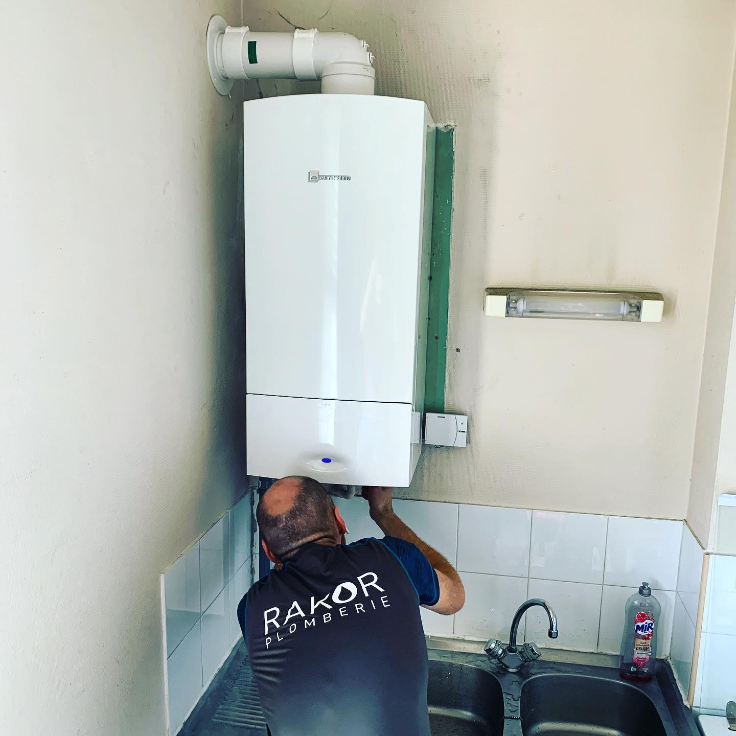 Chaudière neuve installée par Rakor, raccords cuivre propres.