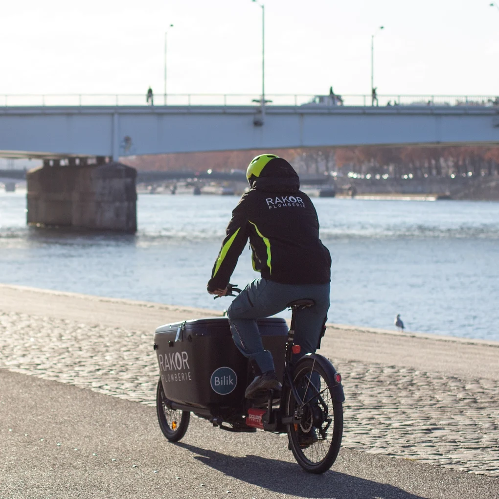 Vélo cargo Rakor sur les quais du Rhône à Lyon.